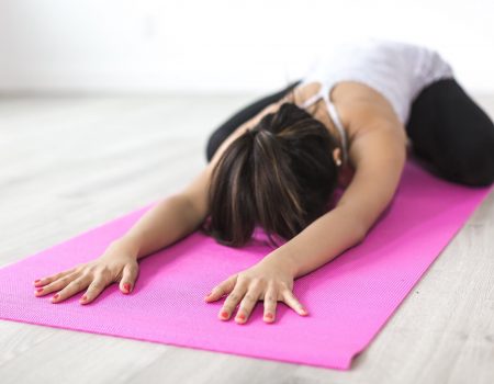 mujer sobre mat de yoga color rosa violeta para artículo de Mejor hora para ejercitarse