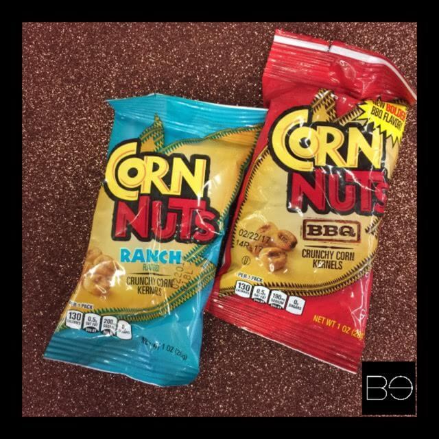 dos bolsas de corn nuts, una de Ranch y la otra de queso