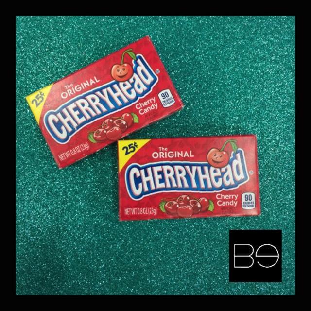 cajas rojas con dulces cherry heads