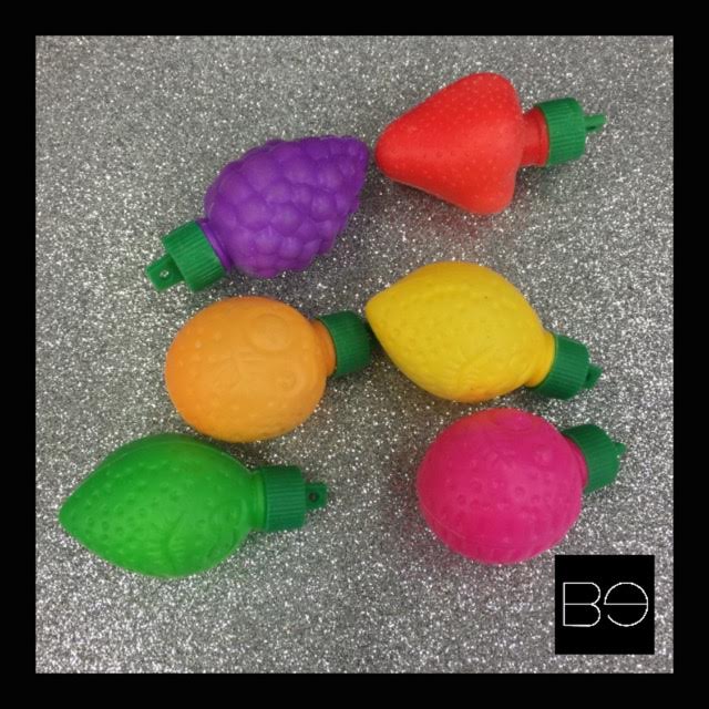 dulces en forma de frutas de diferentes colores