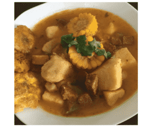 sancocho servido en un plato blanco