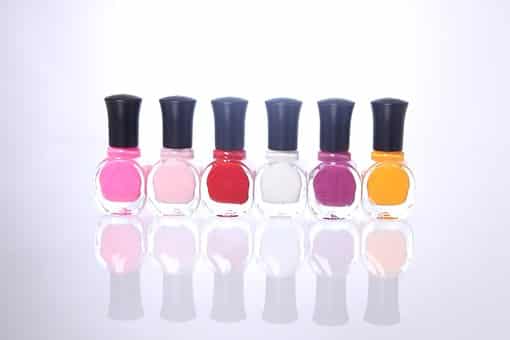 seis esmaltes de uñas de diferentes colores