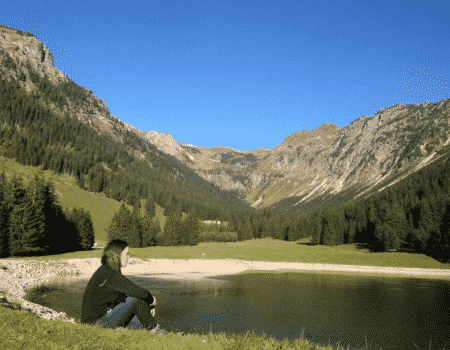 mujer frente al lago en Alemania