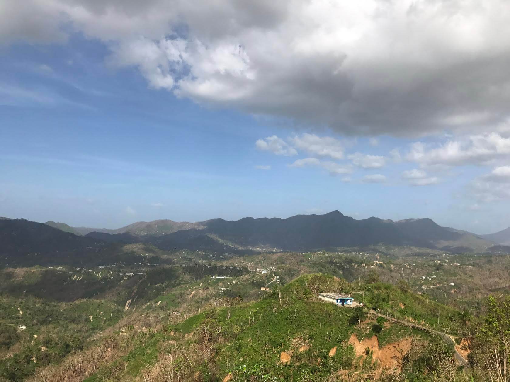 montañas verdes bajo cielo azul