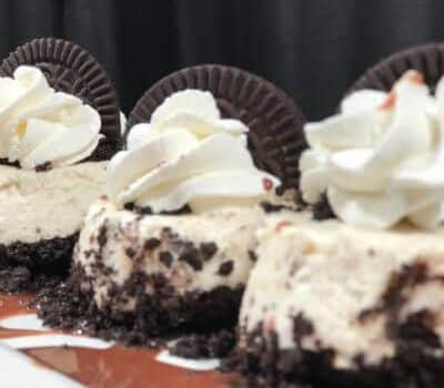 mini cheesecakes de Oreo con whipped cream y galletas