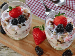 fresas con yogur y nueces como ideas de meriendas saludables y nutritivas