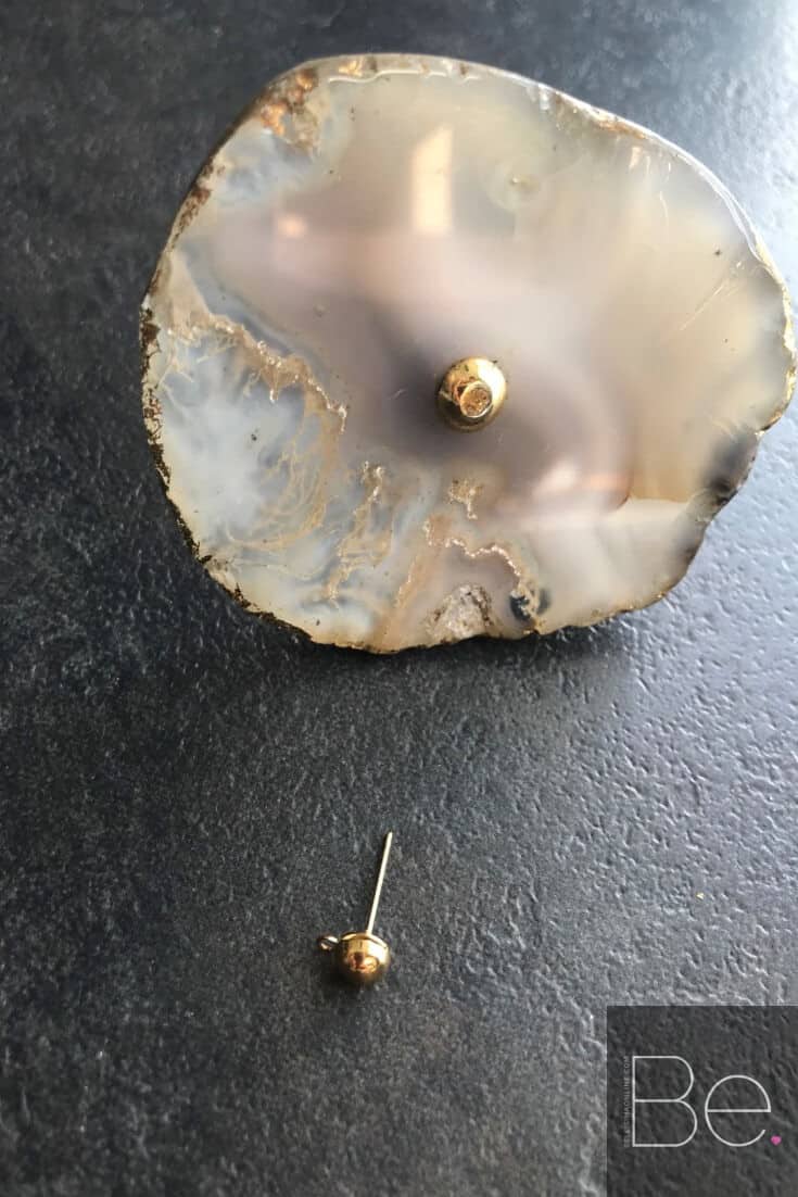 Agate knob with a gold earring